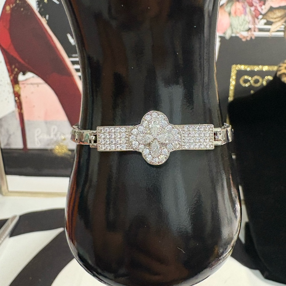 Elegant Silver Bracelet with Crystal Accents
